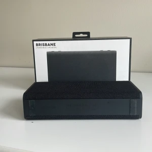 Högtalare - En bra högtalare som fungerar överallt. Den är trådlös också. Batteriet håller i 10 timmar . Nypris är 900kr säljer för 600kr 