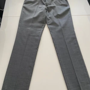 Grå kostymbyxor Jack & Jones super slim - Kostymbyxor från Jack & Jones. Används för ett par gånger och sedan dess har den lagt i garderoben. 