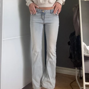 Ljusblå bootcut jeans från Lindex - Säljer ett par ljusblå jeans från Lindex med bootcut-modell. Jeansen har klassisk femficksdesign, gylf med dragkedja och knapp samt bälteshällor. Snyggt utsvängda ben och normal passform, perfekta till sneakers eller boots. ☺️🩷