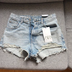  Jeansshorts Zara - Snygga jeansshorts från zara! Aldrig använda💞