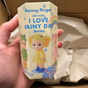 Sonny Angel - I Love Rainy Day Series - Säljer en oöppnad äkta Sonny angel i serien, i love rainy days. Byter gärna mot elefanten eller axolotln🥰 kan mötas upp om de skulle önskas🫶🏼