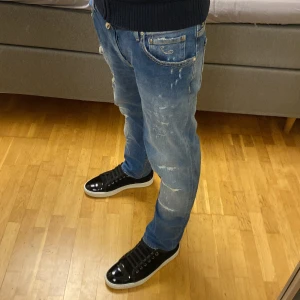 Jacob cohën jeans - Tjena säljer dessa as feta blåa Jacob Cohën jeans men väldigt snygga slitningar. Storleken skulle jag säga är 32/30. Jag på bilden är 176 och väger 62kg och de passar ganska bra. Tveka inte att höra av dig om du har några frågor!