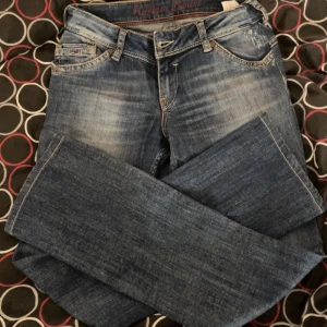 Tommy Hilfiger lowrise bootcut jeans - Snygga blå lowrise bootcut jeans från Tommy Hilfiger Denim, modell Victoria Royal Stretch. 