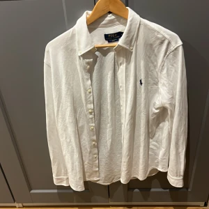 Ralph Lauren Skjorta - Ralph lauren skjorta, Skick: 9/10 Inga fläckar eller hål. Färg: Vit⚪️, Tveka inte på att ställa frågor!