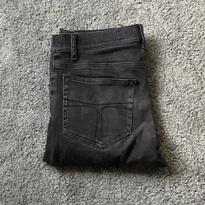 Tiger Of Sweden  - Svartgråa jeans från Tiger Of Sweden. Modellen är Evolve i storlek 30/32. Skick 9/10. Kontakta vid frågor.