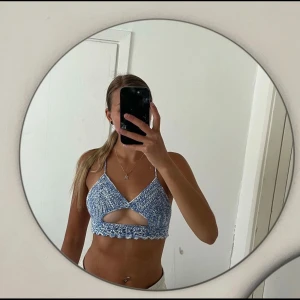 Virkad top - Säljer denna super fina hemgjorda virkade toppen i vit/ blå mönster, perfekt för sommaren. Säljer då den inte kommer till användning☺️ säljer likadana i grön och röd.