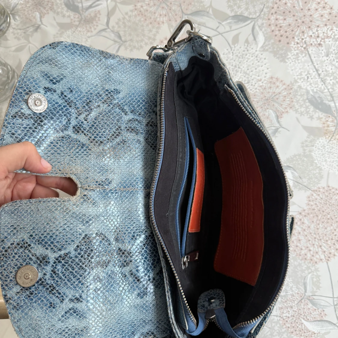 Blå axelväska i skinn med ormmönster - 2
