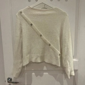 Unik knapp tröja - Säljer min skit snygga tröja från designbysi som är i väldigt bra skick! 🤍