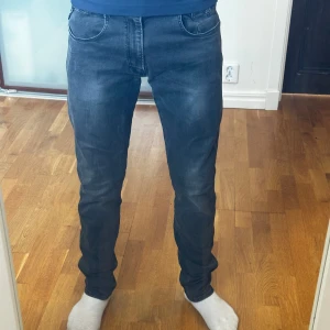 Replay anbass jeans - • Nu säljs ett par populära replay anbass jeans i mycket bra skick 👖 • Storleken är W34/L32 och modellen ”Anbass” 📏 • Slitningarna är en del av modellen 🙌🏼 • Han på bilden är ca 178cm lång 📏 • Nypris är ca 1600kr men säljs för 399kr !🤯 • Hör av dig vid minsta lilla fundering 🤔💭 • Kolla gärna in profilen för andra schyssta plagg som raffe skjortor, replay jeans, Jacob cohen jeans och Dondups 🤝🤝