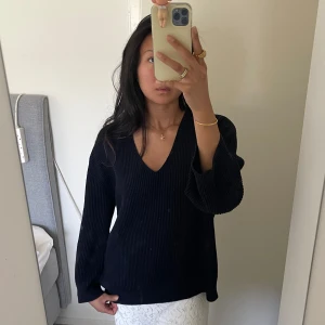 En av mina favorit stickad tröja - Stickad tröja med v ringning i marinblått. Den är tjockare i material och passar både s/m