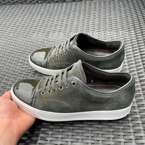 Lanvin cap toe  - Säljer nu dessa Mörkgrå som kan se lite gröna ut lanvin cap toe som är i uk 6, skorna är i fint skick och är tillfixade med whitnercream för att dem ska se extra fräscha ut, skriv för fler bilder/frågor🙌🏼