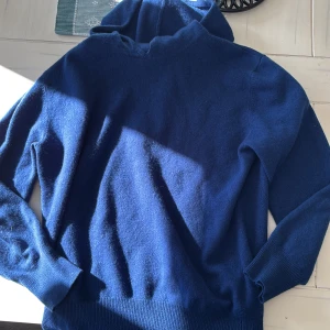 Mörkblå cashmere hoodie - Mörkblå cashmere hoodie, står att det är st M men skulle säga det är mer som S passar 175-180 skulle jag gissa. 100% cashmere