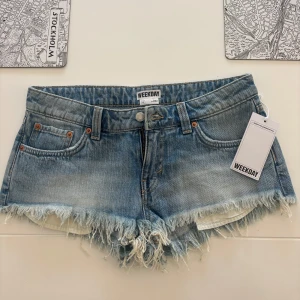 Low waist jeansshorts Weekday - VENUS FRAYED LOW WAIST DENIM HOTPANTS. Säljer nu dessa populära och slutsålda shorts😍😍 Oanvända med prislapp kvar! Supersnygga men tyvärr försmå för mig.