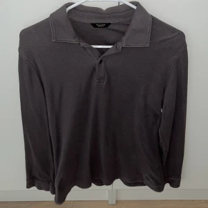 Massimo Dutti långärmad pikétröja - Grå långärmad pikétröja från Massimo Dutti. Storlek S, regular fit. Säljer då den inte används längre 