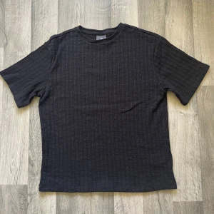 H&M svart loose fit t-shirt - Svart t-shirt från H&M i loose fit i storlek S. Har inte haft på mig en enda gång, helt nytt skick. Längden 64 cm, axeln 49 cm