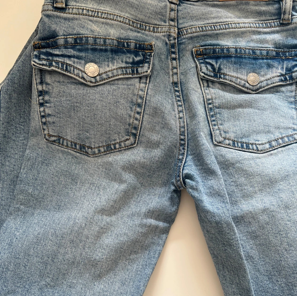 Ljusblåa bootcut jeans med fickor