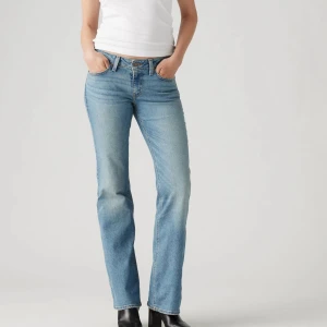 Levis jeans  - Lågmidjade jeans från Levis, nästan oanvända så därför det höga priset. Storlek 24/30, passar mig perfekt i längden som e 165cm lång.