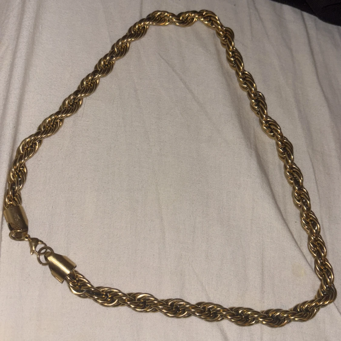 Guldfärgat tvinnat halsband