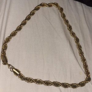 Guldfärgat tvinnat halsband - Snyggt halsband i guldfärg med tvinnad kedja som ger en cool och trendig look. Perfekt accessoar för att lyfta din outfit med lite extra bling. Lås i metall och klassisk design som passar till många stilar.