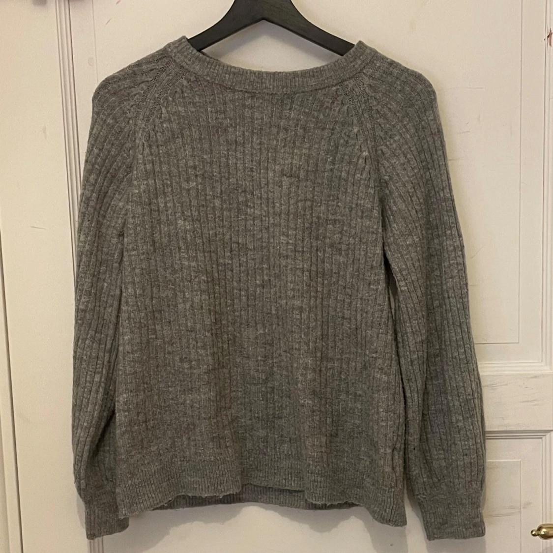 Grå stickad tröja