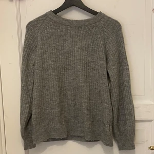 Grå stickad tröja - Mysig grå ribbstickad tröja