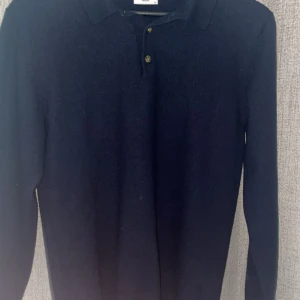 Mörkblå pikétröja John Henric  - Säljer nu denna sjukt snygga John Henric tröja pga att den inte passar, storleken är en L men den passar M och S! Hör gärna av er vid fler frågor och funderingar✌️