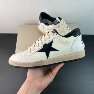 Golden Goose - Minimalt använda vita sneakers från Golden Goose. Passar väldigt bra i alla stilar och definitivt skönt att ha dem på sommaren. Skriv vid frågor och priset går att diskuteras (en repost)