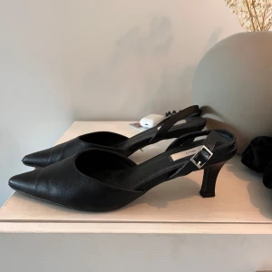 Klackar  - Låga klackar med spetsig tå! Använda men i bra skick 