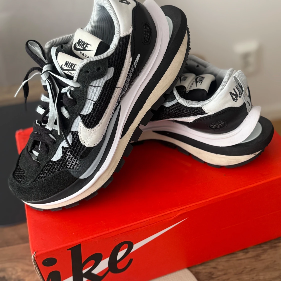 Nike x Sacai svartvita sneakers