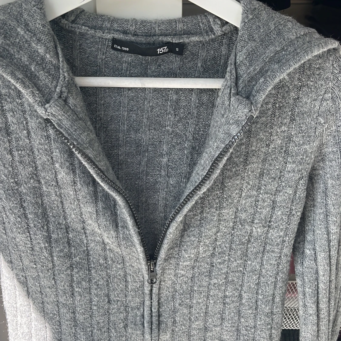 Grå ribbad hoodie med dragkedja 157 - 3