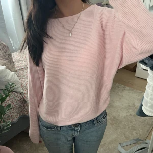 Ljusrosa ribbad stickad tröja - Superfin ljusrosa stickad tröja med ribbad struktur och avslappnad passform. Tröjan har långa ärmar och rund halsringning😊🩷🩷