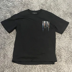 Amiri dripping paint - Säljer nu en Amiri T-shirt i storlek M använd ett par få gånger men inga defekter 