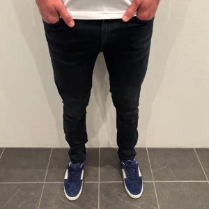 Dondup Jeans George  - Dondup Jeans George! Trendigaste jeansen på marknaden.  Skick= 9,5/10 Ny pris= 4000 kr Säljs för= 699