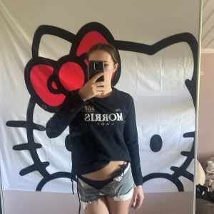 Svart långärmad tröja Morris Lady - Hej, säljer denna fina och snygga Morris tröjan för endast 579kr!! Perfekt till sena sommarkvällar eller sommar dagar!🤩 modellen på bilden är 167cm. Inga defekter och den är praktiskt taget ny!!! Skriv vid minsta fundering!