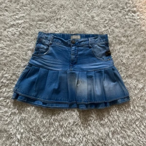 Ljusblå jeanskjol - En jeanskjol omsydd från ett par jeans. Midjemått tvärsöver - 34cm Längd - 35cm