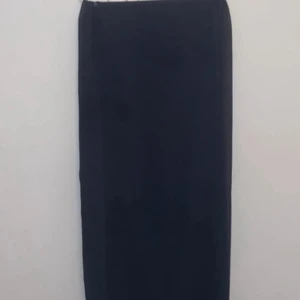Lång grå chiffong sjal/slöja/hijab/halsduk - Jättefin lång chiffong sjal som också kan användas som slöja, hijab eller halsduk. Längden på sjalen är ungefär 175cm och bredden är ungefär 70cm. 100% polyester!