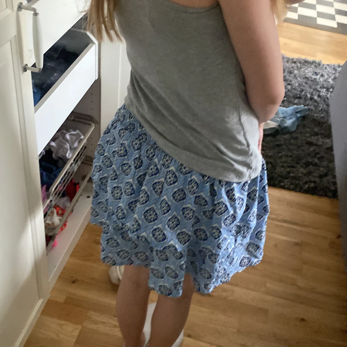 Blå mönstrad kortkjol med resår - 1