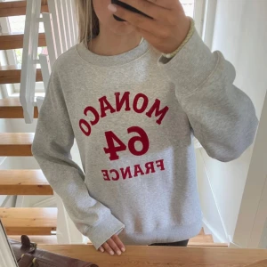 Grå sweatshirt med text - Grå sweatshirt ifrån H&M i storlek S med vinröd text på😇🙏🏻