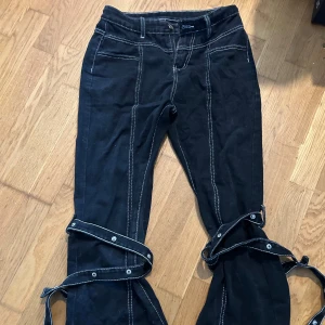 Svarta byxor med remmar - Passar S/M 