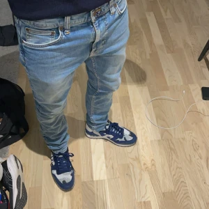 Nudie Jeans - Tja, säljer dessa feta nudie jeans i väldigt fint skick, utan defekter. Köpta i nudies butik för ca 2 månader sedan och har ej kommit till särskilt mycket användning. Modell Lean Dean. 29/32. Hör av dig vid funderingar.