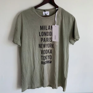 Dondup T-shirt - Tjena, säljer denna T-shirt från det trendiga märket Dondup. Storlek M men passar även S. Helt ny, Cond: 10/10. Nypris: 1499kr. Hör av er vid minsta fundering//Vilmer  