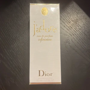 J'adore Infinissime EdP 50ml Dior - J'adore Infinissime Eau de Parfum från Dior i 50 ml flaska. Parfymen har en elegant droppformad glasflaska med guldfärgad hals och transparent kork. Doften är blommig med inslag av vit blomma, tuberos, trä, citrus och sötma. Hör av er vid minsta lilla fråga. Helt ny och oöppnad. 