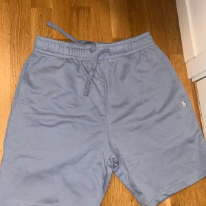 Blå shorts från Ralph Lauren - Snygga ljusblå shorts från Ralph Lauren som är oanvända då det blev fel storlek. Storlek M