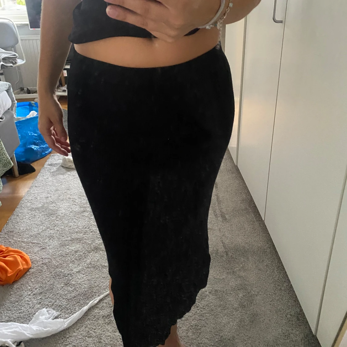 Svart långkjol med slits - 1