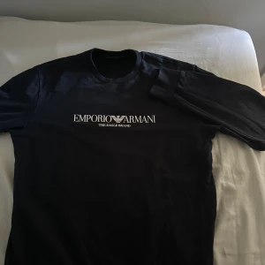 Emporio Armani Sweatshirt - Navy - Emporio Armani Eagle Brand Logo. Storlek M, köpt på nk för 1199. Produktnummer: 8N1ME8 1J04Z 0999
