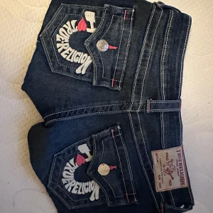 True Religion jeansshorts med brodyr - Helt nya true religion shorts i storlek W24! Helt slutsålda på Nelly och är eftertraktade. De är köpta för 1099 och aldrig använda!❤️