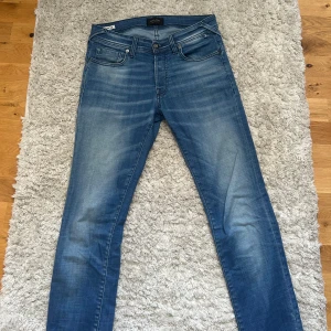 Blå slim jeans från Jack & Jones - Snygga blå slim jeans från Jack & Jones