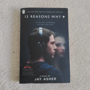 13 Reasons Why - En gripande roman som inspirerat Netflix-serien! Upptäck hemligheter, vänskap och dramatik i high school-miljö. Boken innehåller exklusiva bilder och bonusmaterial från serien – perfekt för dig som gillar starka berättelser och vill veta mer om karaktärerna. Boken är på engelska och i nytt skick.