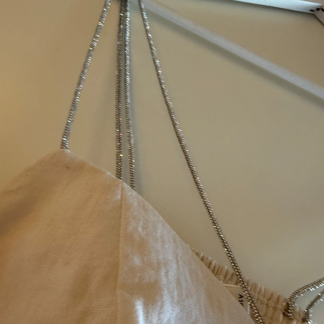 Beige linnetopp med glittriga axelband - 1