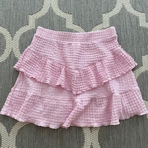 Rosa volangkjol från Zara - Supersöt kjol från Zara. Kort och volanger. Köpt för 2 år sedan och inte kommit till så mycket användning. Använd och tvättad. Finns ej att köpa på Zara längre. 